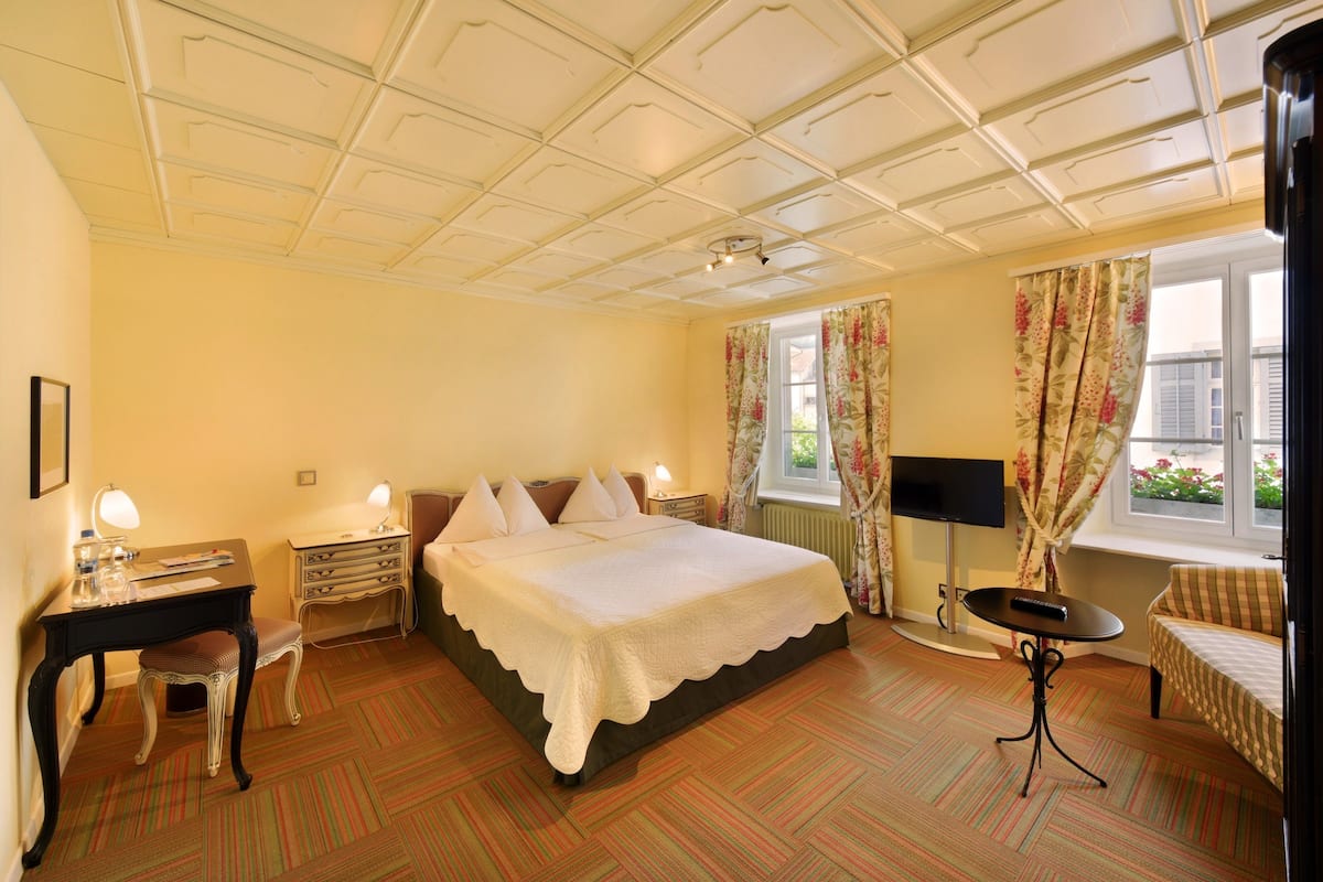 deluxe double room | hypo-allergenic bedding, down duvets, pillow-top beds, minibar