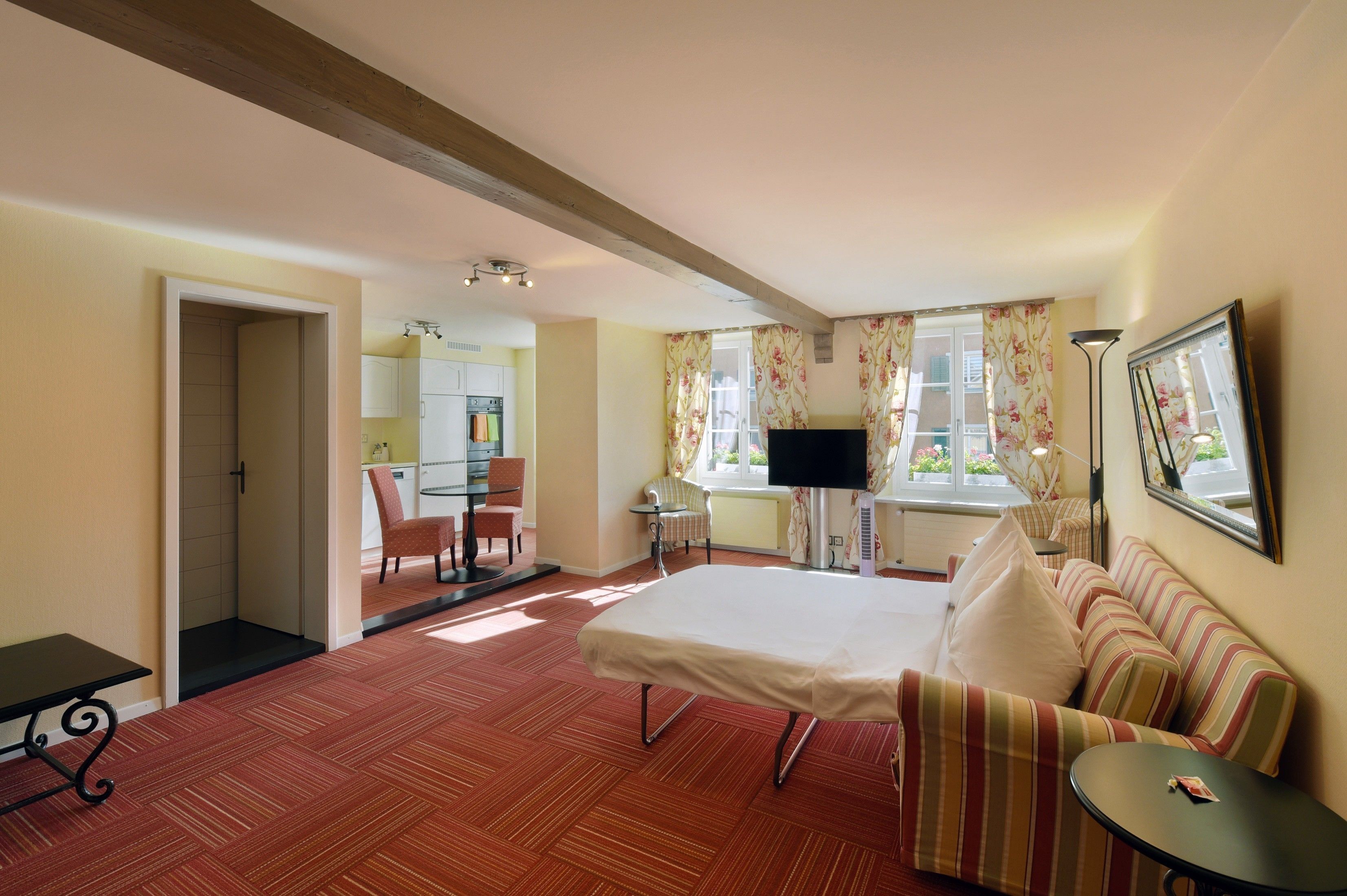 business suite | hypo-allergenic bedding, down duvets, pillow-top beds, minibar