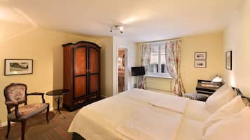 Basic Double Room, Private Bathroom | Hypo-allergenic bedding, down comforters, pillowtop beds, minibar