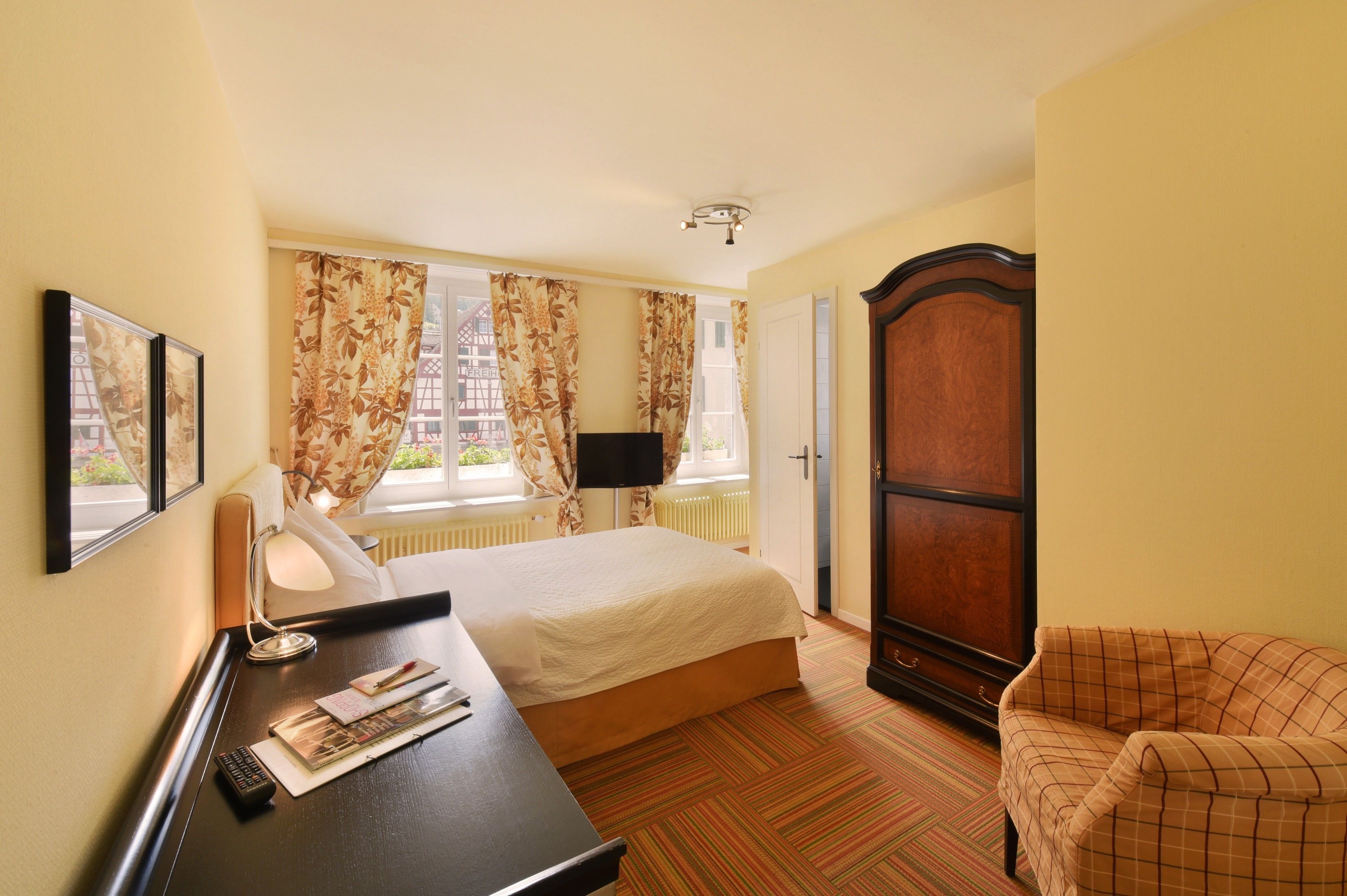 single room, private bathroom | hypo-allergenic bedding, down duvets, pillow-top beds, minibar