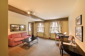 Family Suite | Hypo-allergenic bedding, down comforters, pillowtop beds, minibar