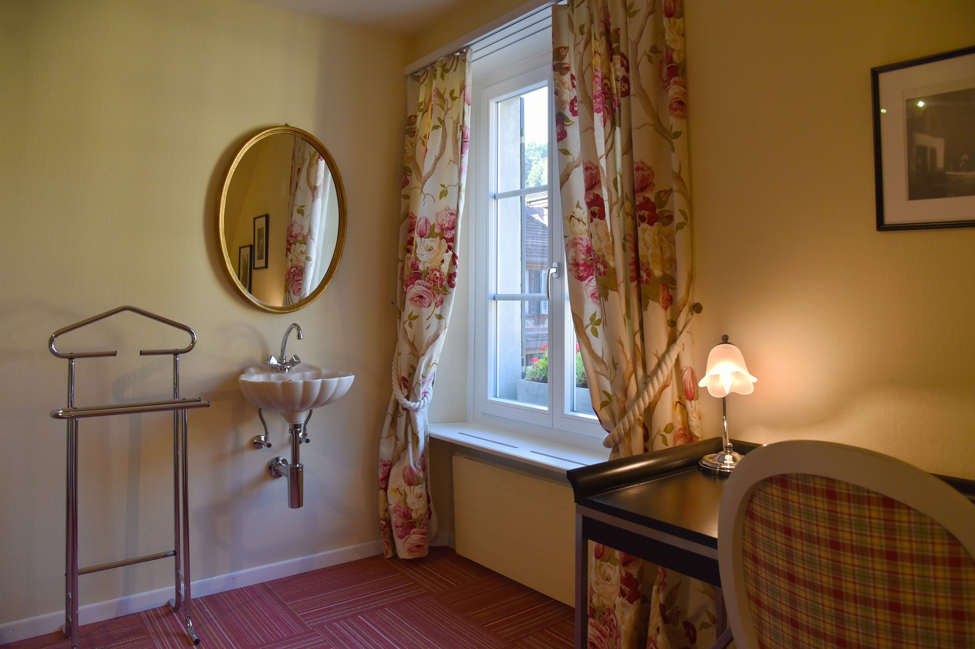 business suite | hypo-allergenic bedding, down duvets, pillow-top beds, minibar