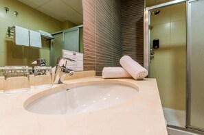 Desk, blackout drapes, soundproofing, cribs/infant beds - Hotel YIT Alcover (Granada)
