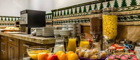 Päivittäinen mannermainen aamiainen (5 EUR per henkilö)