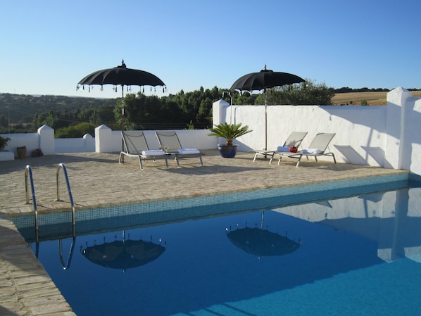 Una piscina al aire libre