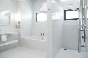 Chambre luxueuse double ou avec lits jumeaux, vue sur la mer | Salle de bain | Baignoire et douche séparées, baignoire profonde, douche cascade