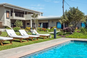 Piscina externa, guarda-sóis, espreguiçadeiras