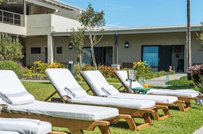 Piscine extérieure, parasols de plage, chaises longues