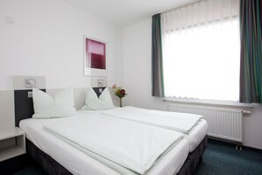 Habitación básica doble, vistas a la ciudad | Ropa de cama hipoalergénica, caja fuerte, escritorio y cortinas opacas