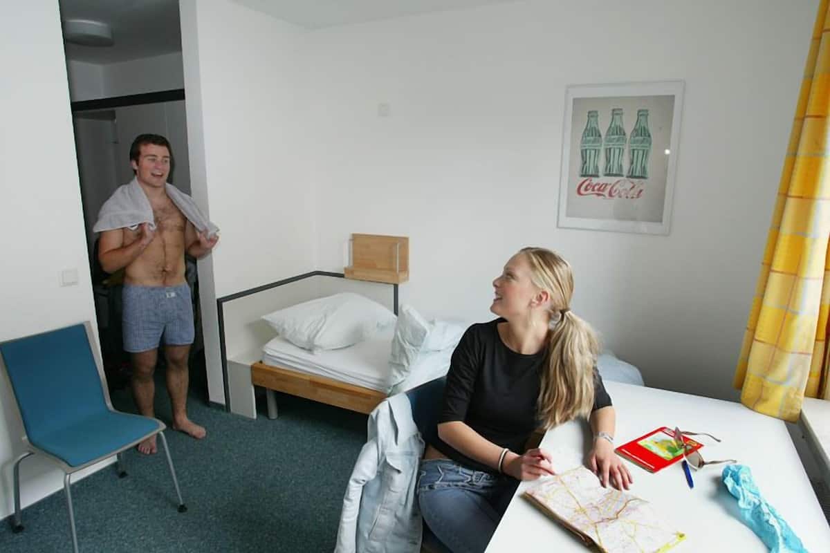 Eenvoudige eenpersoonskamer, uitzicht op de stad | Hypoallergeen beddengoed, een kluis op de kamer, een bureau