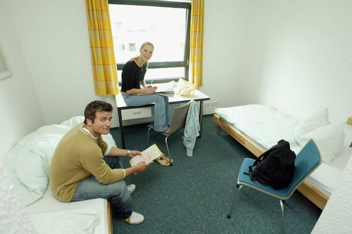 Eenvoudige tweepersoonskamer, uitzicht op de stad | Hypoallergeen beddengoed, een kluis op de kamer, een bureau