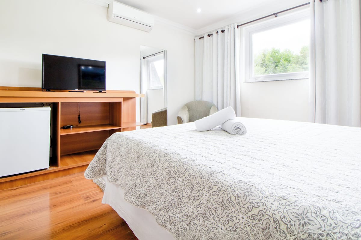 Hypo-allergenic bedding, down duvets, Select Comfort beds, minibar