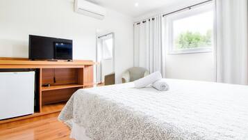 Deluxe Room | Hypo-allergenic bedding, down comforters, Select Comfort beds, minibar