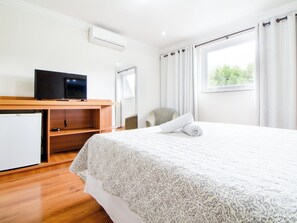 Deluxe Room | Hypo-allergenic bedding, down comforters, Select Comfort beds, minibar - Velinn Pousada Chateau do Luar (Campos do Jordão)