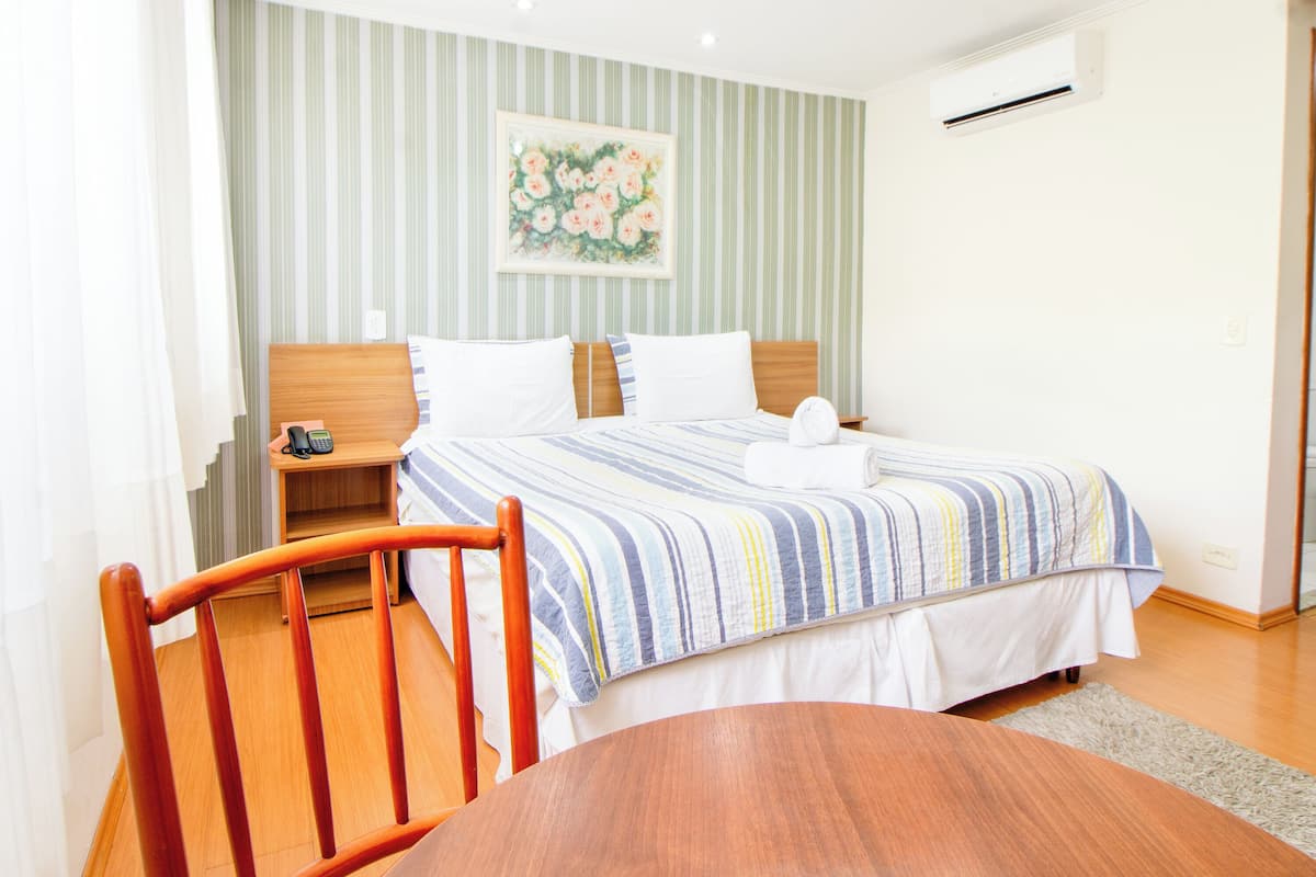Hypo-allergenic bedding, down duvets, Select Comfort beds, minibar