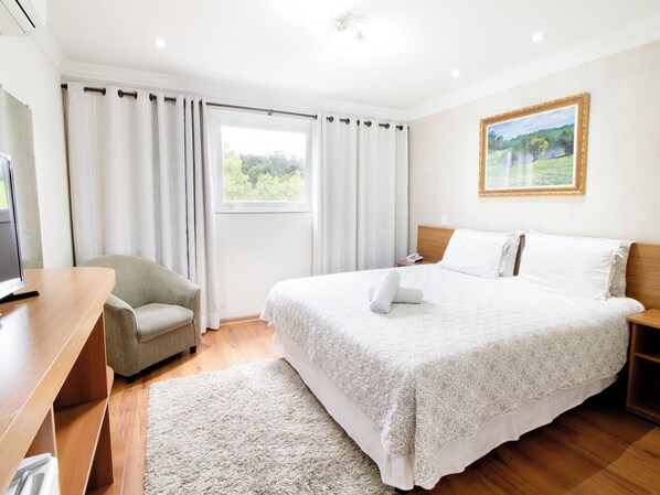 Deluxe-Zimmer | Allergikerbettwaren, Daunenbettdecken, Select-Comfort-Betten, Minibar