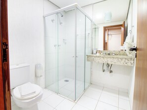 Classic-Dreibettzimmer | Badezimmer | Dusche, Regendusche, kostenlose Toilettenartikel, Haartrockner