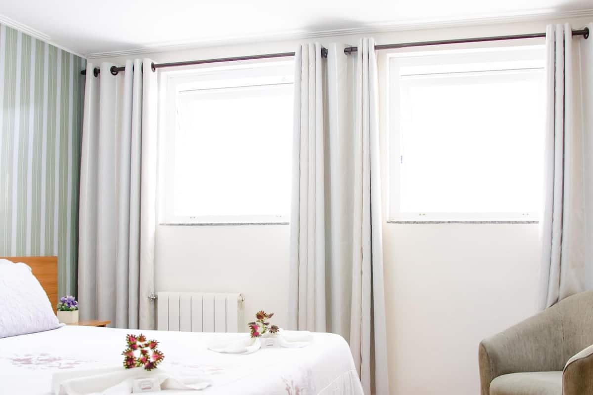 Hypo-allergenic bedding, down duvets, Select Comfort beds, minibar