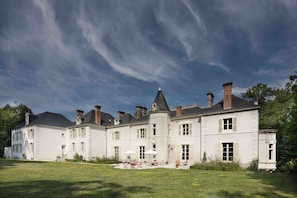 A large, white, two-story house with a symmetrical facade, multiple chimneys, and a central tower. - Château de La Rozelle (Cellettes)