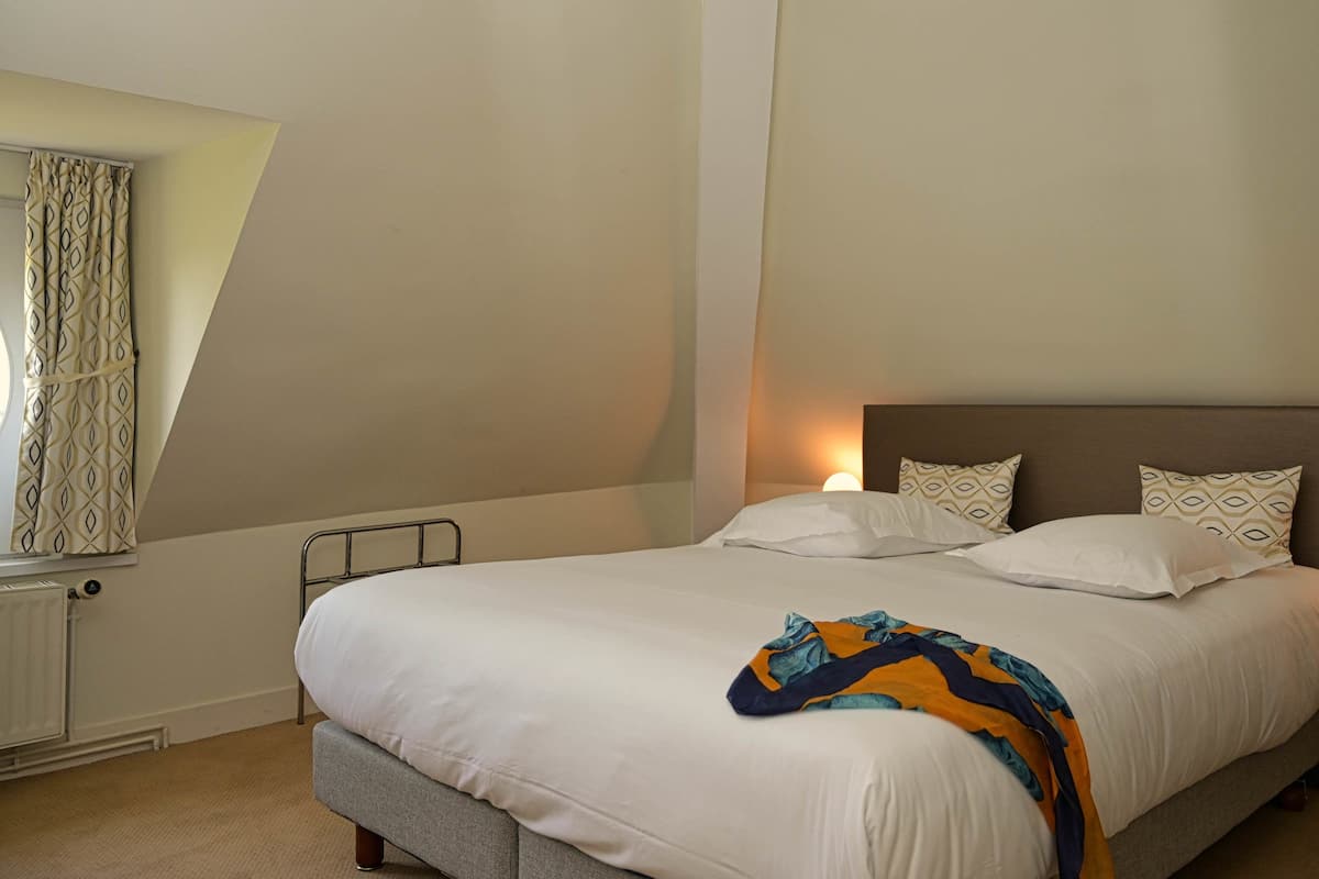 Suite junior (Triple Charme mansardee) | Ropa de cama de alta calidad, colchones Select Comfort, caja fuerte