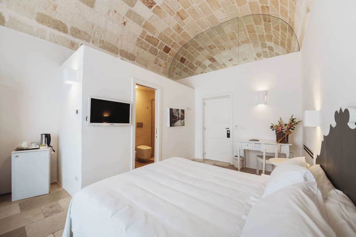 Premium bedding, minibar, in-room safe, desk