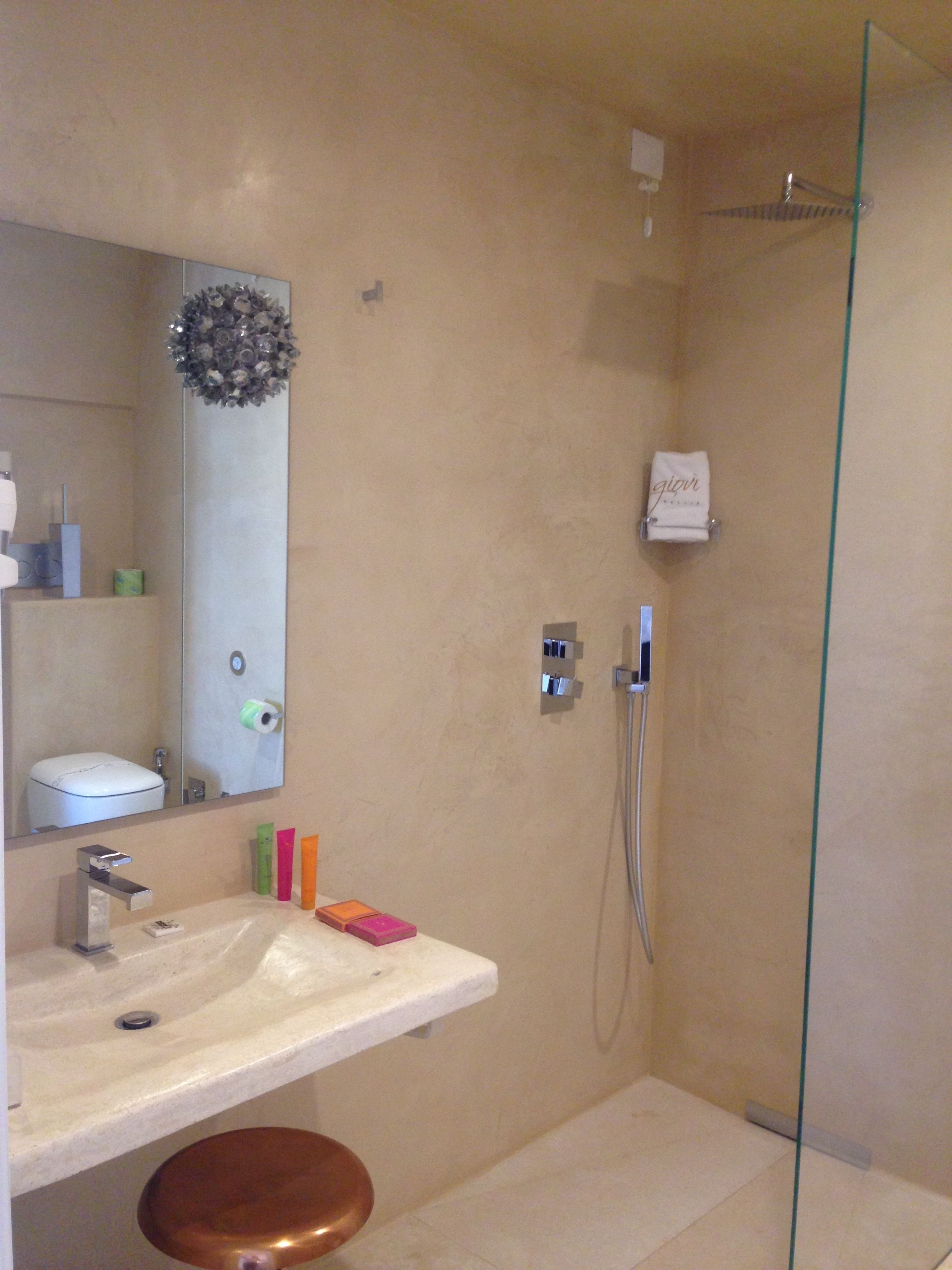 Une salle de bain avec un lavabo, un miroir et une douche.