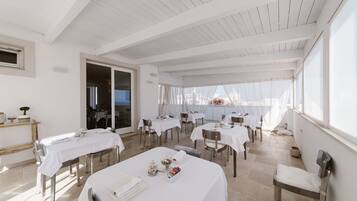 Desayuno continental (EUR 13 por persona)