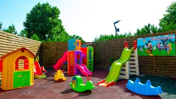Area giochi per bambini (all'aperto)