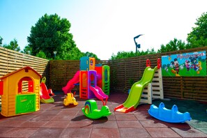 Zona de juegos infantil al aire libre