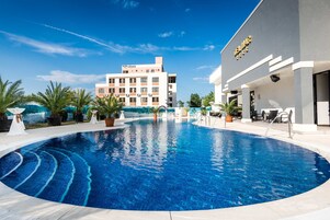 Una piscina al aire libre de temporada