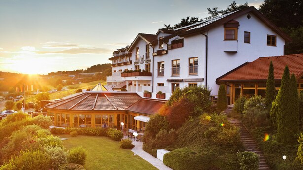 A hotel with a swimming pool, lounge chairs, and a well-maintained garden. - Vital Hotel Krainz mit Nebenhaus Familien Hotel (Jennersdorf)
