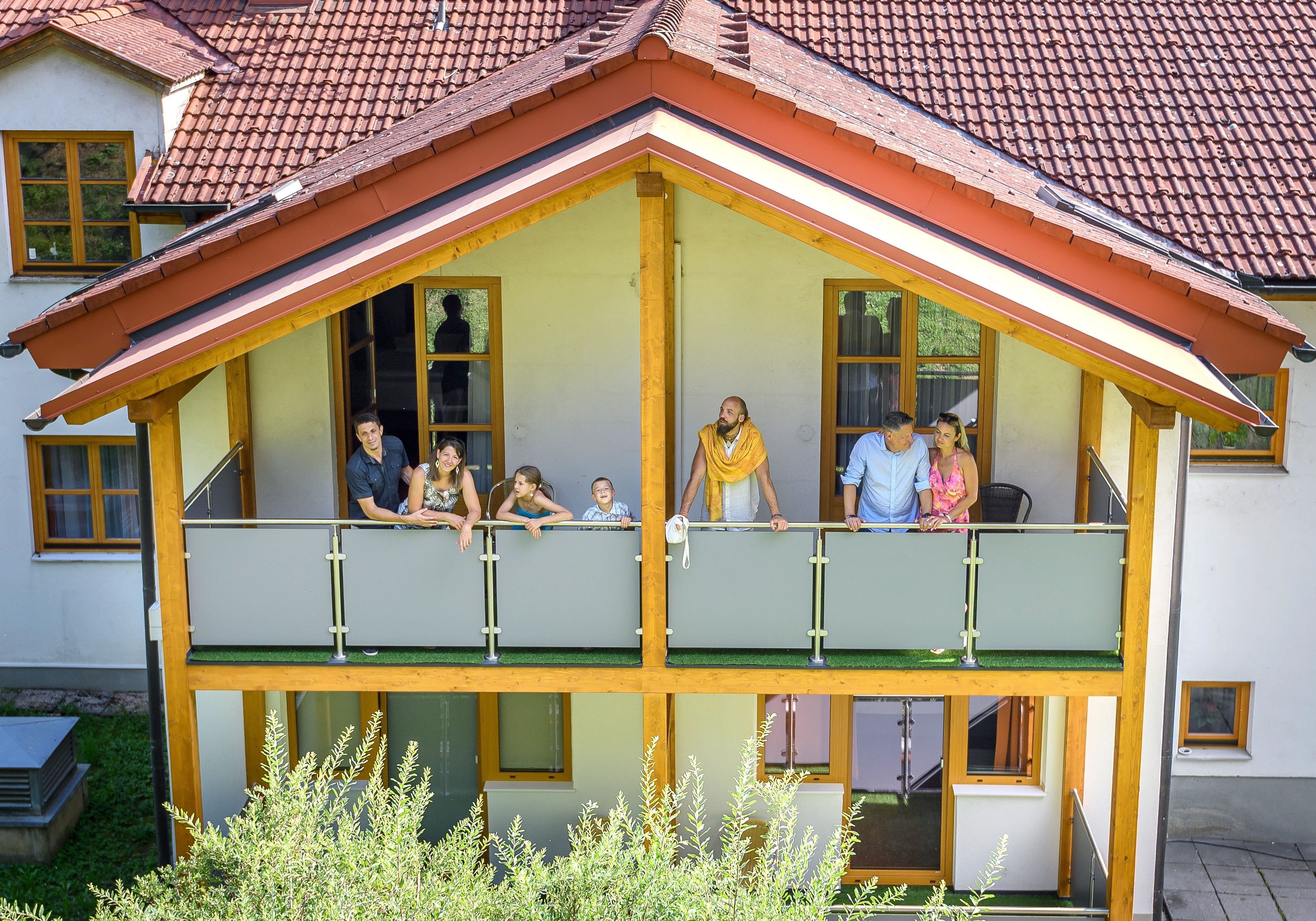 Een gebouw met twee verdiepingen en een balkon.