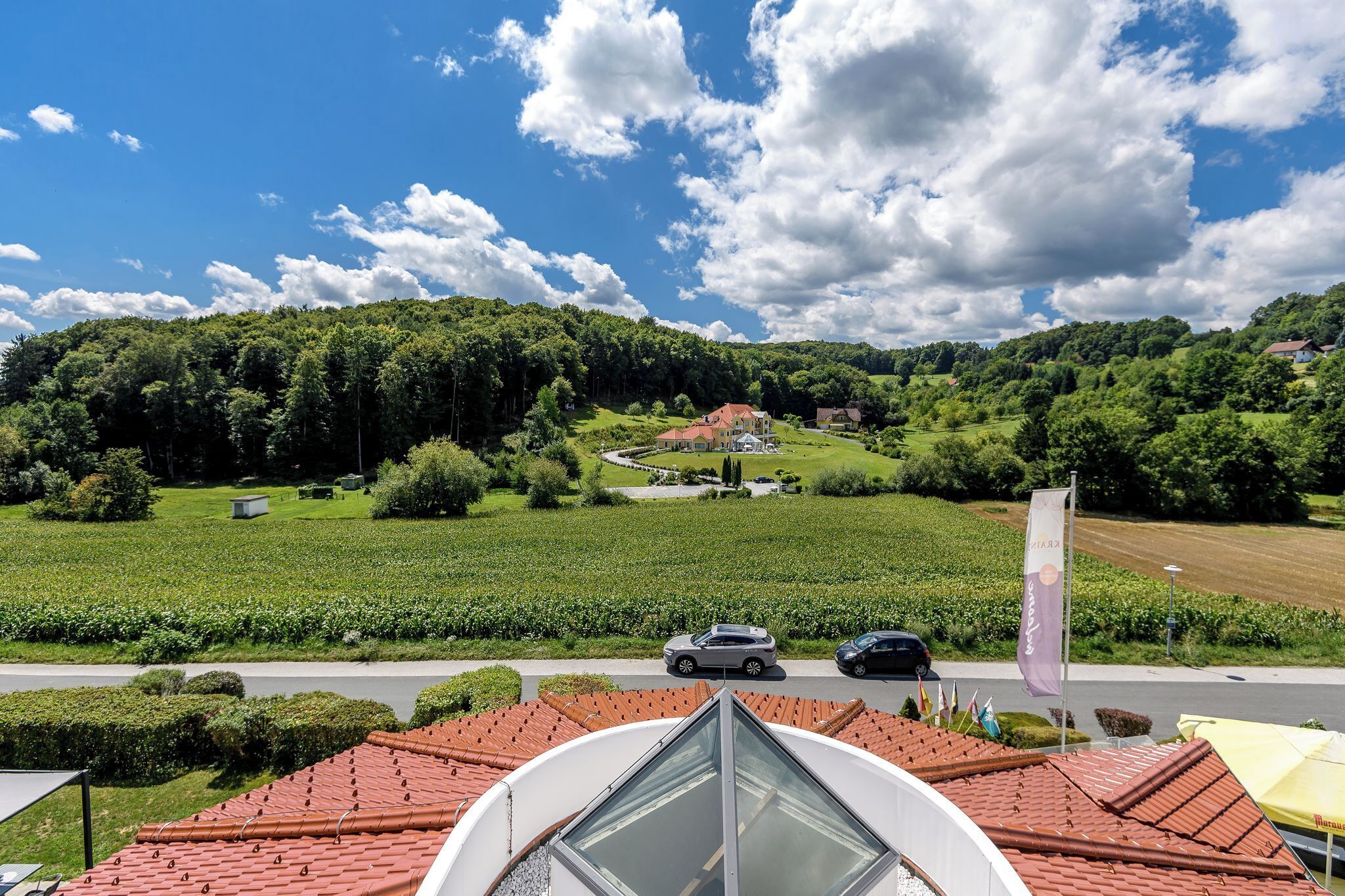 Ein Wohngebiet mit einem Haus, einer Straße und einem Feld.