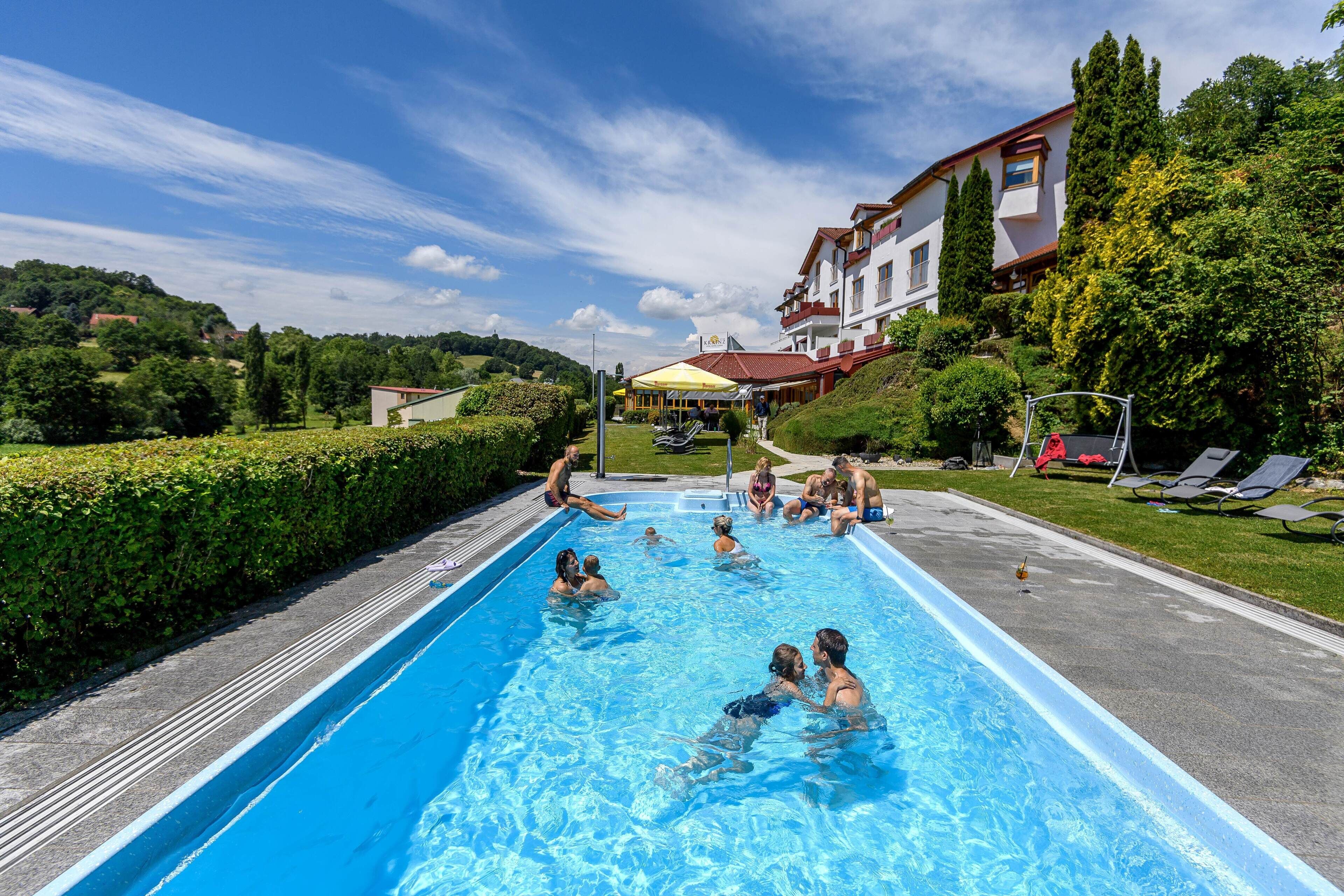 Piscina externa, funciona das 8h às 21h, guarda-sóis, espreguiçadeiras