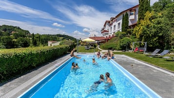 Piscina externa, funciona das 8h às 21h, guarda-sóis, espreguiçadeiras