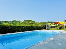 Piscina externa, funciona das 8h às 21h, guarda-sóis, espreguiçadeiras