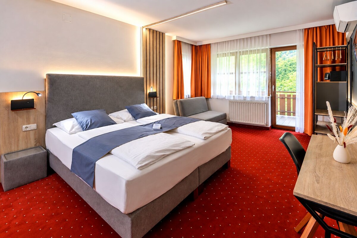 Classic double room - east side, balcony in the main building | Ropa de cama hipoalergénica, minibar, caja fuerte y escritorio