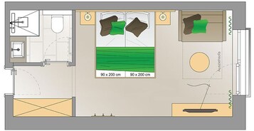 Distribución de una habitación de hotel con cama, dos mesitas de noche, un sofá, una pequeña mesa y un baño.