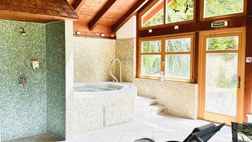 Sauna, hot tub