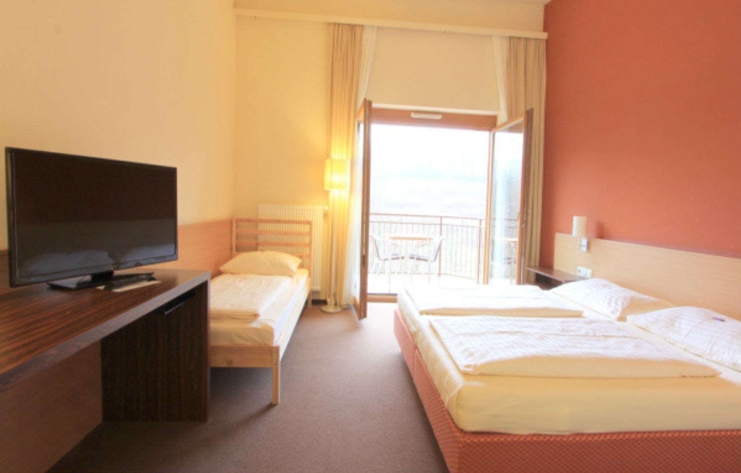 Dreibettzimmer mit Balkon im Nebengebäude | เครื่องนอนป้องกันสารก่อภูมิแพ้, มินิบาร์, ตู้นิรภัยในห้องพัก, โต๊ะทำงาน