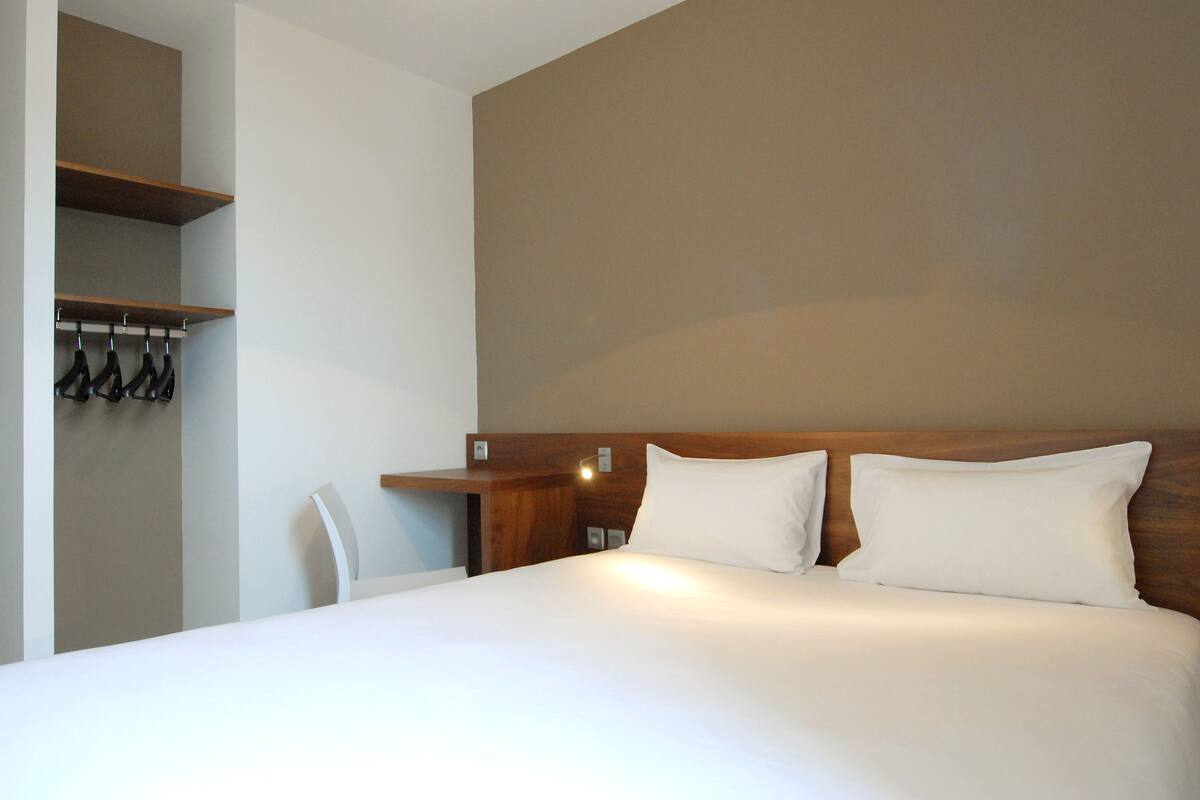 classic double or twin room | 1 bedroom, desk, blackout curtains, soundproofing