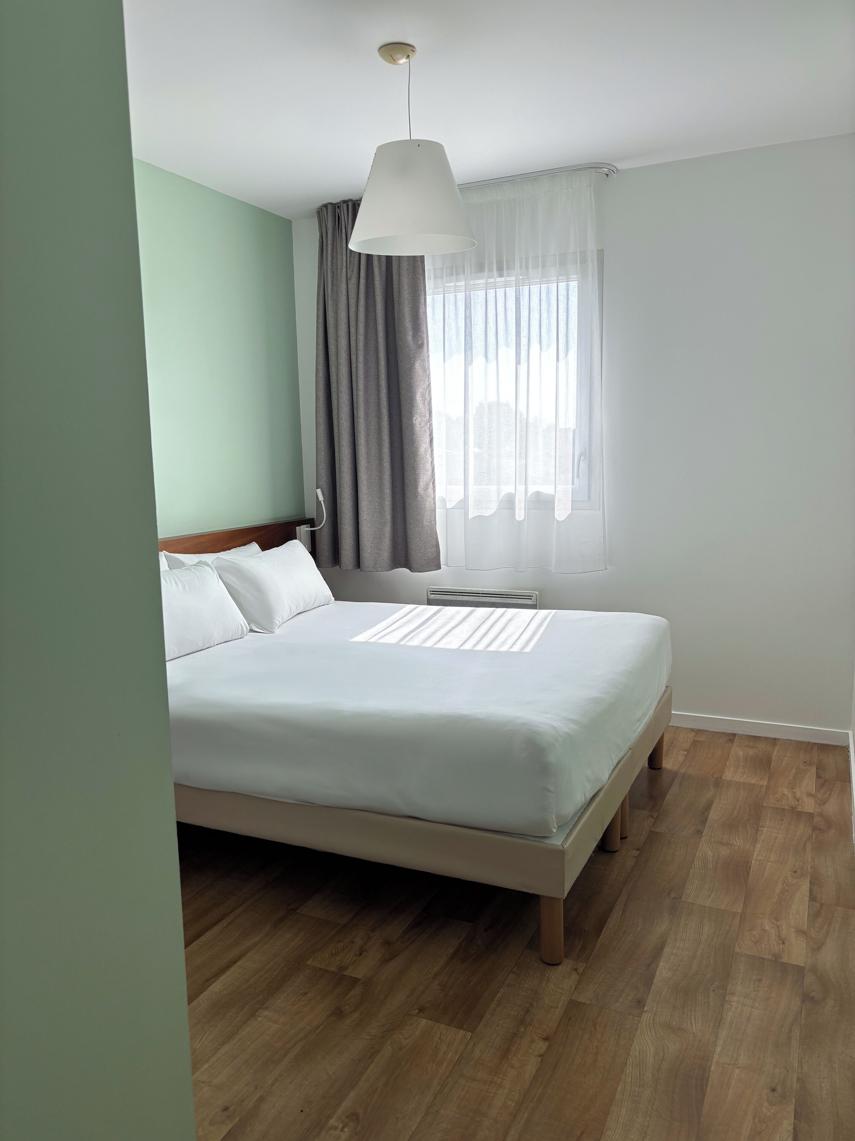 standard room, 1 queen bed, non smoking | 1 bedroom, desk, blackout curtains, soundproofing