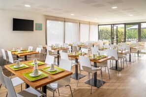 每日供应自助式早餐（每人 EUR 12）