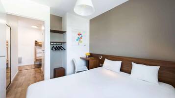 Familiekamer, Meerdere bedden, niet-roken | Een bureau, verduisterende gordijnen, geluiddichte muren, gratis wifi