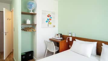 Familiekamer, Meerdere bedden, niet-roken | Een bureau, verduisterende gordijnen, geluiddichte muren, gratis wifi