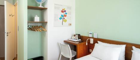 Escritorio, cortinas blackout, insonorización y wifi gratis