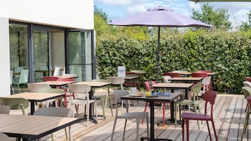 Desayuno buffet (EUR 12 por persona)