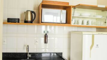 Habitación superior, vista al mar | Cocina privada | Refrigerador, microondas, horno y parrilla de estufa