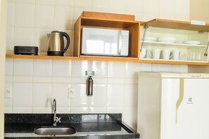 Superior Room, Sea View | Private kitchen | Fridge, microwave, oven, stovetop