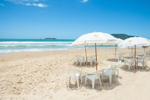 On the beach, sun loungers, beach umbrellas - Palm Beach Apart Hotel (Florianópolis)